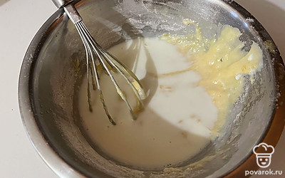 Замесите тесто и к нему добавьте молоко.