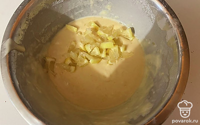 Все тщательно перемешайте и готовому тексту добавьте кусочки лимона.