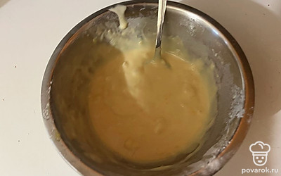 При помощи ложки соедините все ингредиенты.