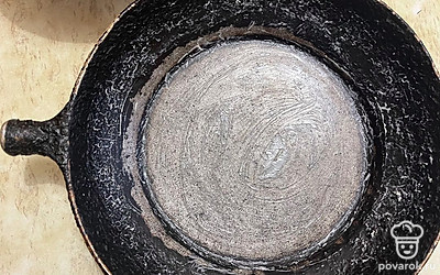 Форму для выпекания смажьте растительным маслом.