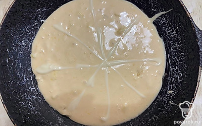 Далее в форму влейте тесто и, при помощи чайной ложке, поверх теста нанесите сгущенное молоко как показано на фото.