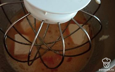 Взбить яйцо, сахар, и масло до однородной массы.