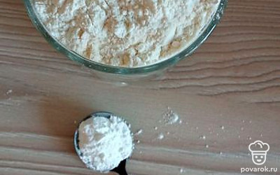 Постепенно добавлять в получившуюся жидкость муку и разрыхлитель. Все хорошенько смешать до получения жидкого теста.