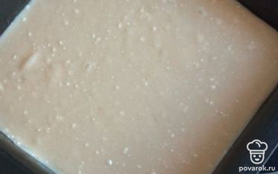 Тесто перелить в форму. Выпекать при температуре 180 градусов 25-30 минут.