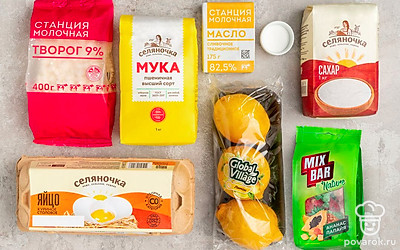 Лимон Global Village для теста вымойте и натрите цедру, выжмите сок. В отдельную посуду выжмите сок из лимонов для пропитки, должно получиться около 400 мл сока. Сливочное масло «Станция молочная» растопите.