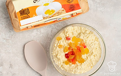 Сделайте тесто. Сливочное масло «Станция молочная» взбейте с сахаром «Селяночка». По одному вбейте яйца «Селяночка», тщательно перемешивая. Добавьте цедру, лимонный сок и творог «Станция молочная». Перемешайте. Соедините муку «Селяночка» с содой и порционно всыпьте в творожную массу. Тщательно перемешайте. Добавьте цукаты Mix Bar и еще раз перемешайте. Выложите в форму. Выпекайте при температуре 180 градусов 50 минут.