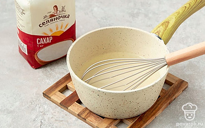 Приготовьте пропитку. Воду с сахаром «Селяночка» доведите в сотейнике до кипения и влейте лимонный сок. Перемешайте и остудите. Достаньте кекс и полейте его лимонным сиропом.