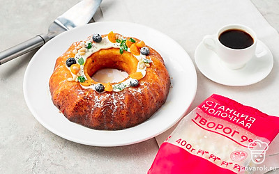 Кекс очень вкусен с горячим чаем. Посыпьте его сахарной пудрой, разрежьте на порции и подайте на стол.