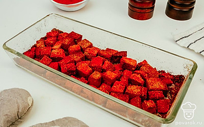 Отправьте заготовку в духовку, разогретую до 180 °C. Запекайте сухари в течение 10 минут. После чего подавайте закуску к столу.