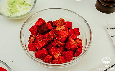 Подавайте вместе с сухариками вкусный соус из сметаны с чесноком. Приготовить его очень просто. Нужно натереть чеснок на терке и добавить его к сметане. В эту же массу добавьте нарезанный укроп. Все хорошо перемешайте.