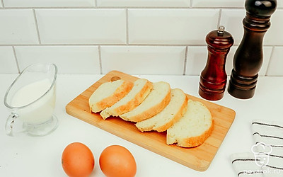 Нарежьте хлеб.