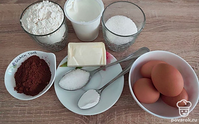 Чтобы тесто хорошо поднималось во время выпечки, выньте продукты из холодильника заранее. Температура всех продуктов будет комнатной и они лучше соединяться.