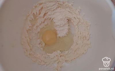 Размягченное сливочное масло разотрите с сахаром добела, прибавьте ванильный сахар. Добавляйте по одному яйцу и продолжайте перемешивать.