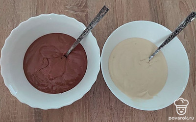 После этого добавьте сметану, перемешайте и всыпьте просеянную муку и разрыхлитель. Разделите тесто на две части и в одну из частей добавьте какао. Снова хорошо перемешайте.