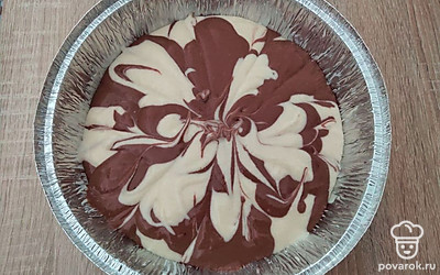 Форму для кексов смажьте сливочным или растительным маслом и выложите в нее тесто, чередуя белое и шоколадное. Выпекайте в разогретой до 180 ℃ духовке в течении 45-50 минут.