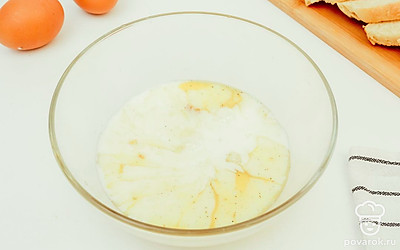 Яйцо взбейте с молоком и специями до однородности.