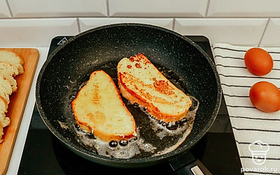 Выложите хлеб на разогретую сковороду и обжарьте с обеих сторон до золотистой корочки.