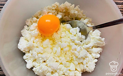 Добавьте сахар, яйцо и смешайте с творогом.