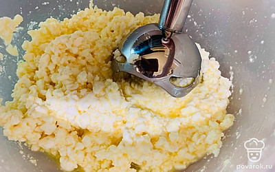 Пробейте смесь погружным блендером, для более однородной консистенции.