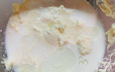 Добавьте молоко, масло и перемешайте.