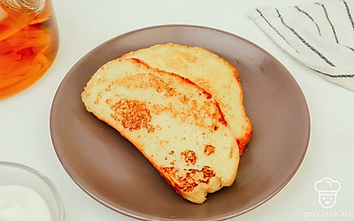 Перед подачей посыпьте гренки измельченной зеленью. При желании можно добавить тертый сыр.