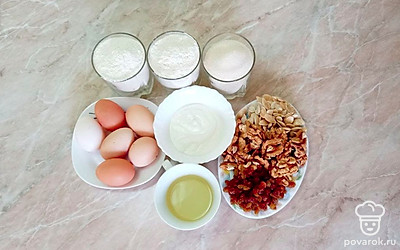 Промойте под проточной водой изюм и орехи и разложите на кухонном полотенце просохнуть. Муку просейте используя сито.