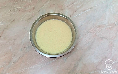 В миску вбейте яйца, всыпьте сахар и взбейте смесь с помощью миксера до пышности в течении 5-6 минут.