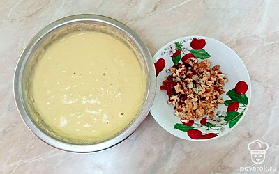 Добавьте сметану и растительное масло. Затем всыпьте муку, заранее смешав с разрыхлителем и вымесите тесто. Будьте аккуратны, чтобы тесто не потеряло свою пышность. Орехи измельчите, а тыквенные семечки очистите.