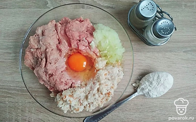 Приготовьте фарш для основы. Мясо пропустите через мясорубку дважды. Лучше воспользоваться электромясорубкой или блендером, так мясная основа для кексов будет более похожа на тесто. Измельчите лук (с помощью терки, например). Кусочки хлеба замочите в молоке. Соедините в глубокой посуде мясной фарш, яйцо, вымоченный хлеб и лук. Посолите и поперчите по вкусу. Хорошо перемешайте, добавив столовую ложку муки.