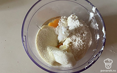 В чаше блендера соедините сахар, яйца, творог, манную крупу и муку.