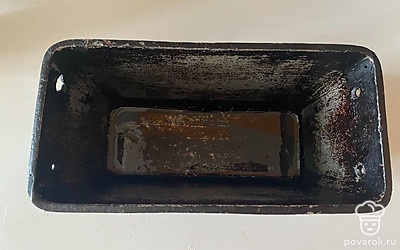 Форму для выпекания смажьте растительным маслом. 