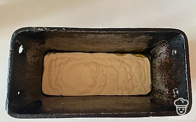 Вылейте в форму приготовленное тесто.