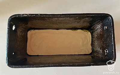 Поверхность теста разровняйте при помощи лопатки.