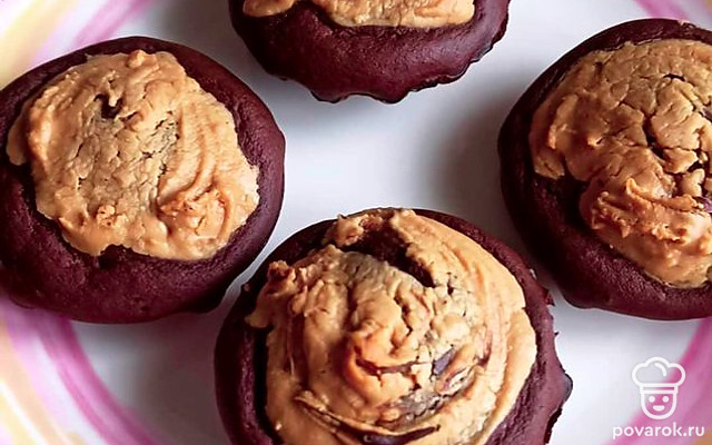 Шоколадные кексы с арахисовой пастой — Рецепт с фото