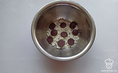 Растопить шоколад и кокосовое масло, перемешать.