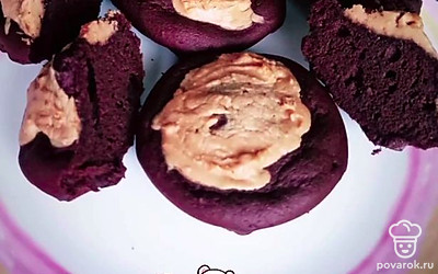 Разлить тесто по формам, сверху добавить арахисовой пасты, выпекать 25 минут при 180 градусах.