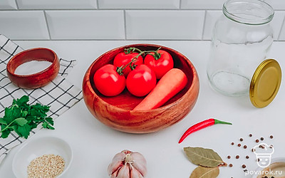 Проверьте все необходимые ингредиенты и рабочую поверхность. Овощи помойте и просушите бумажным полотенцем. Чеснок очистите.