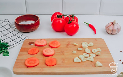 Морковь очистите и нарежьте кружочками. Чеснок нарежьте пластинками.