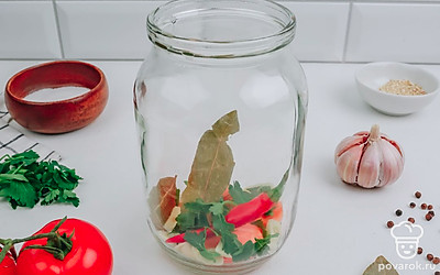 Выложите в банку помидоры и залейте водой и 1 ст. л. уксуса. Дайте помидорам настояться 1 месяц в прохладном темном месте. Приятного аппетита!