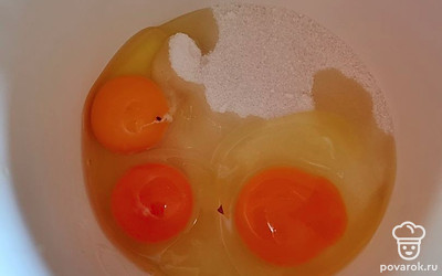 Три яйца взбейте со стаканом сахара 5 минут.