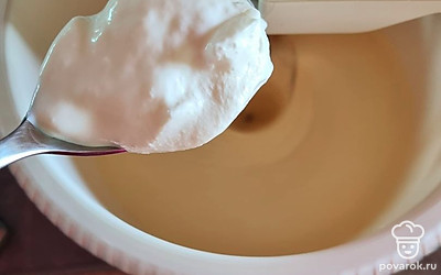 Добавьте ложку сметаны и взбейте 1 минуту.