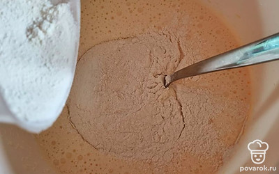 Всыпьте муку и разрыхлитель и перемешайте ложкой.