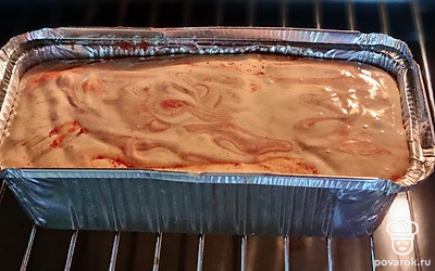 Выложите тесто в огнеупорную форму и поместите в разогретую до 170 градусов духовку на 20-25 минут.