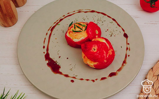Помидоры, фаршированные колбасой, яйцом и сыром — Рецепт с фото