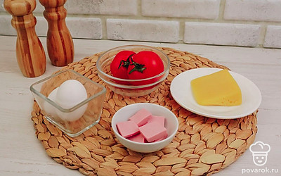 Проверьте все необходимые ингредиенты, помидоры и яйца помойте, подготовьте рабочую поверхность, разогрейте духовку до 180°С.