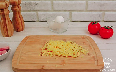 Сыр натрите на крупной терке.