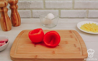 У помидоров срежьте крышечку, выньте мякоть и семена с помощью ложки.