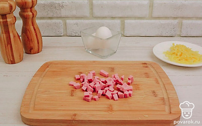 Колбасу нарежьте ломтиками или небольшим кубиком.