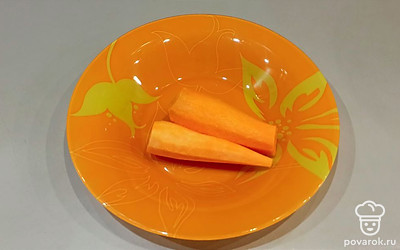 Помыли, почистили морковь, у меня были не очень большие экземпляры, поэтому взяла 2 шт.