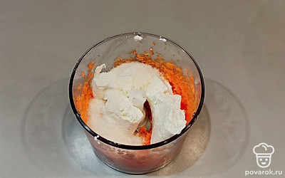 Добавили творог и сахар и ещё раз всё перемешали.
